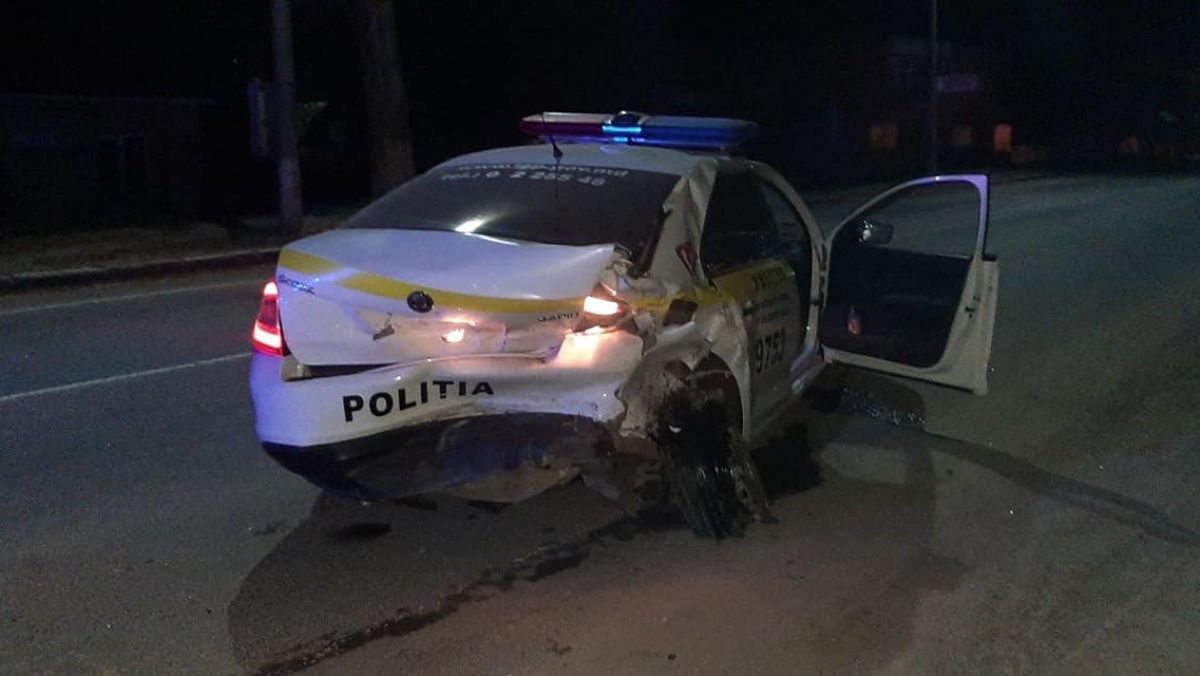 Grav accident la Bălți, cu implicarea unei mașini INSP. Un polițist a fost strivit de un automobil, în timp ce documenta un șofer beat (UPDATE)