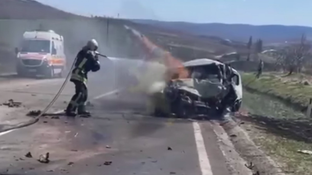 Grav accident, la ieșirea din satul Codreanca. Două persoane au ars în mașină, iar alta a fost transportată la spital (VIDEO)