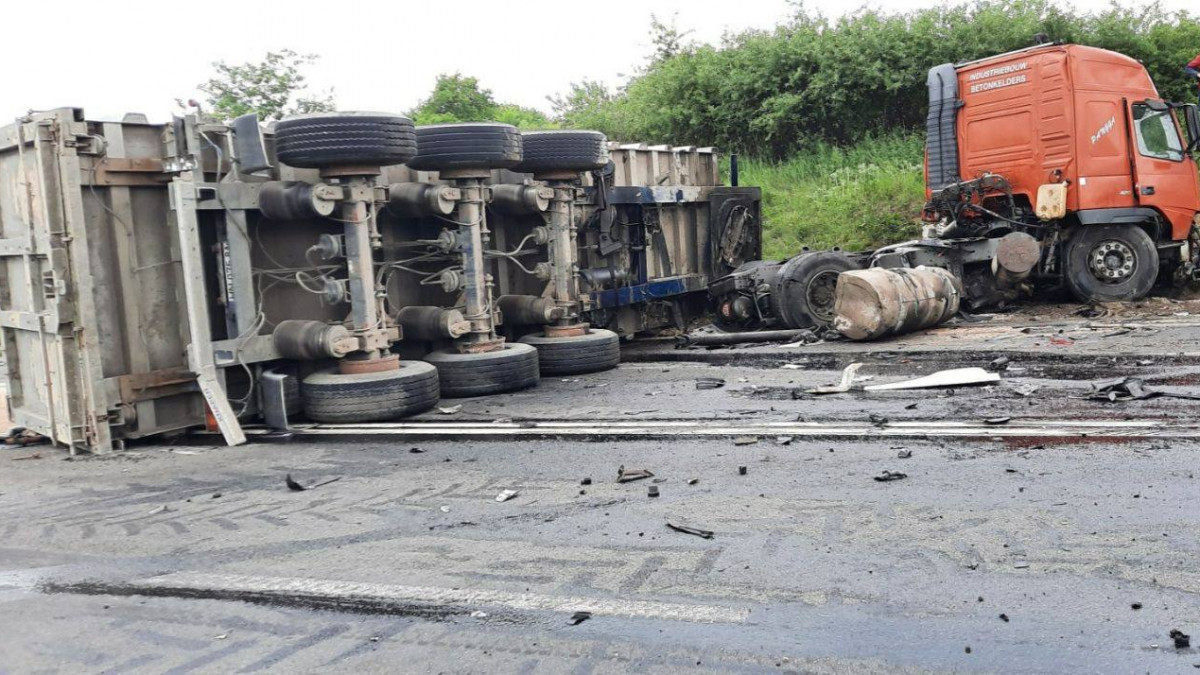 Grav accident pe traseul Chișinău-Hîncești, soldat cu decesul șoferilor. Două autocamioane s-au tamponat frontal (UPDATE, FOTO)