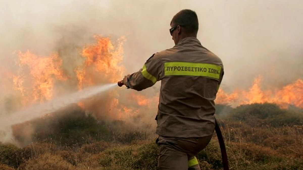 Grecia: Pompierii continuă să lupte împotriva unui incendiu de proporții, care a izbucnit din nord-vestul Atenei