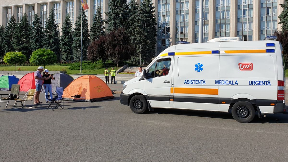 Greva foamei l-a dus la spital. Un membru al PRM și-a pierdut cunoștința în a doua zi de protest