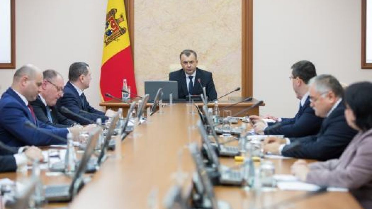 Guvernul a extins cu o lună termenul de menținere a drepturilor salariale pentru medici, sporurilor la lefuri și indemnizațiilor unice plătite în caz de infectare cu COVID-19