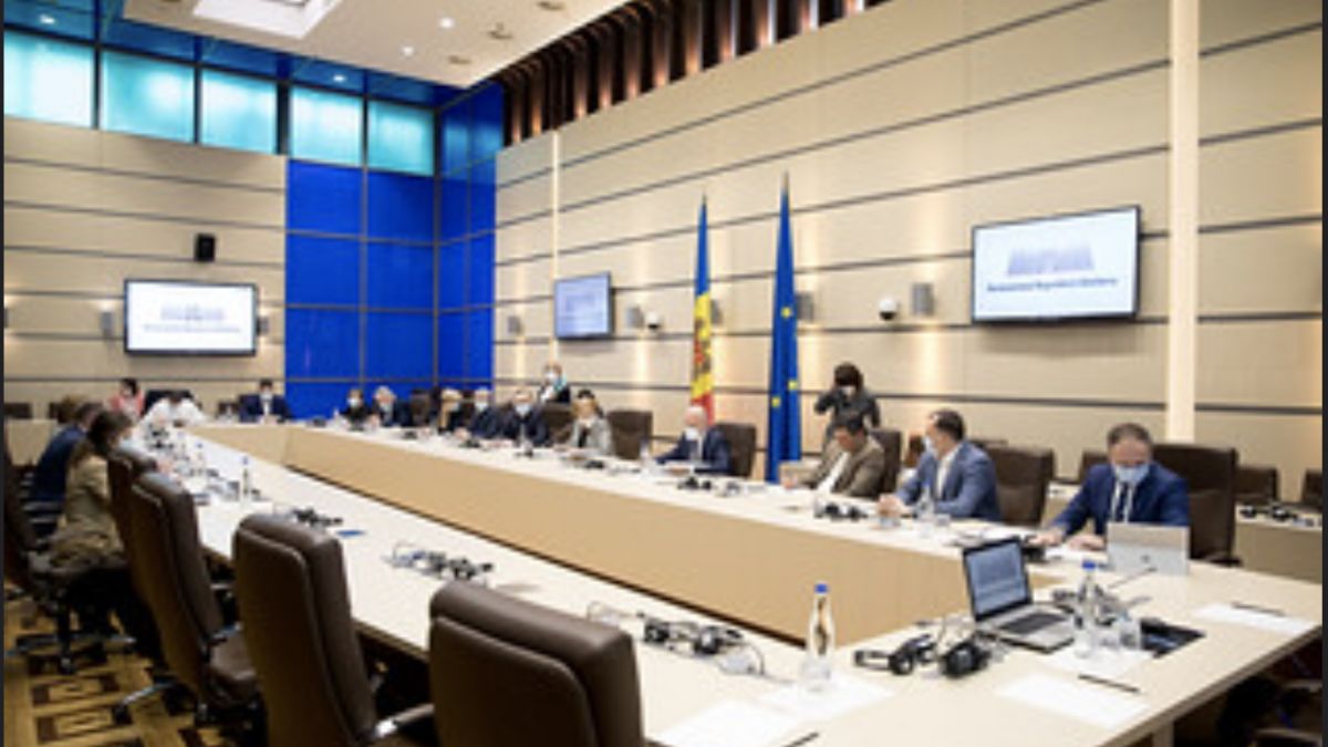 Guvernul îi cere Parlamentului să permită procurarea vaccinului anti-COVID-19, cu derogare de la Legea privind achizițiile publice