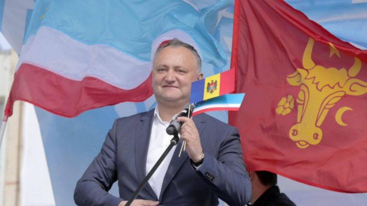 Guvernul nu acceptă steagul cu cap de bour propus de Dodon: Sub acest drapel, domnitorul a adus un omagiu umilitor