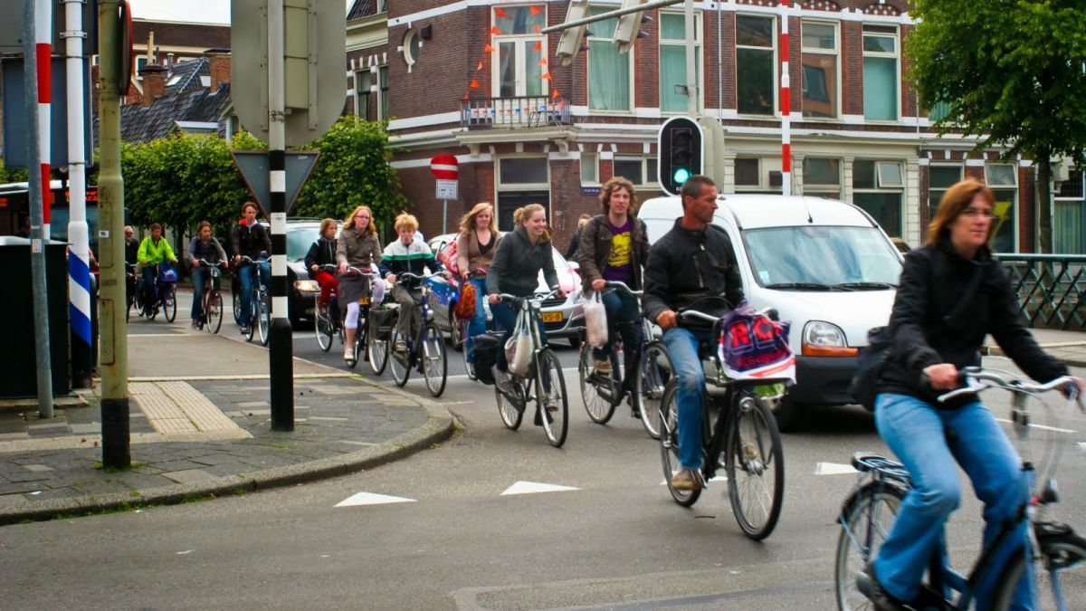 Guvernul olandez vrea să-i remunereze pe angajații care vin la serviciu cu bicicleta