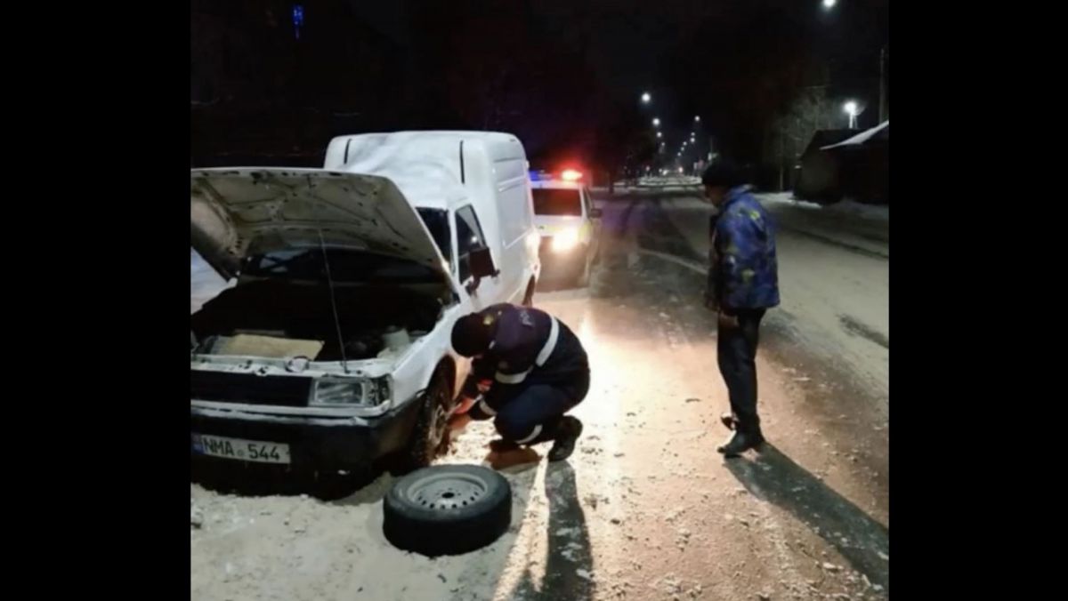 Inspectorii de patrulare au intervenit în mai multe cazuri de blocaj rutier. Recomandările INP pentru șoferi (VIDEO)