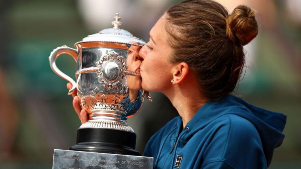 Halep: „Am dormit cu trofeul lângă mine, ca un copil cu jucăria lui preferată”