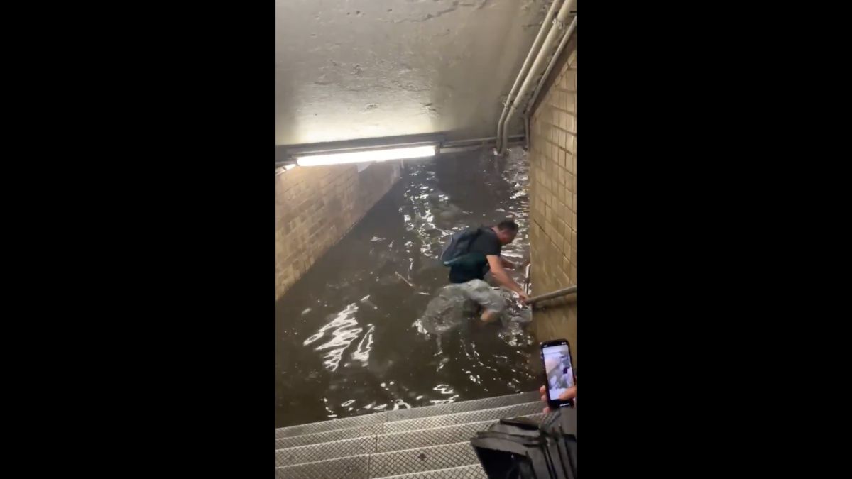 Haos în New York: Puhoaie au inundat stațiile de metrou, iar mașinile au rămas blocate în mijlocul apelor (VIDEO)