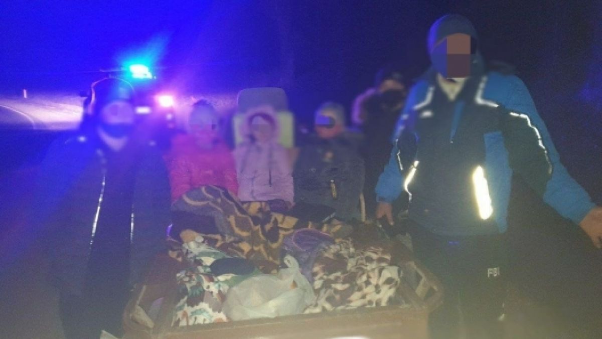 Hîncești: Un bărbat băut ducea în remorca unui motocultor cinci copii. Ce riscă pentru fapta sa
