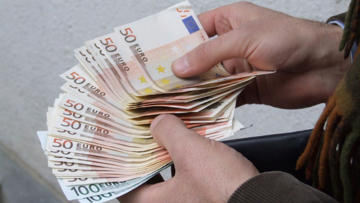 I-a plătit 4.000 de euro pentru o sentință mai blândă, dar nu s-a ținut de cuvânt! Un polițist a fost reținut
