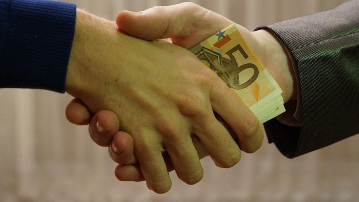 I-a cerut clientului său 40.000 de euro pentru a-i rezolva problemele, iar acesta l-a denunțat la CNA. Ce riscă un avocat pentru fapta sa
