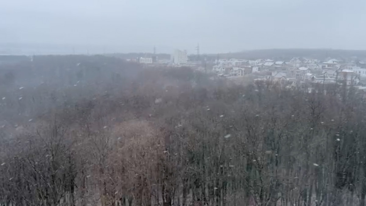 Iarna intră în Chișinău pe la Ciocana? A început să ningă în câteva sectoare ale capitalei (VIDEO)