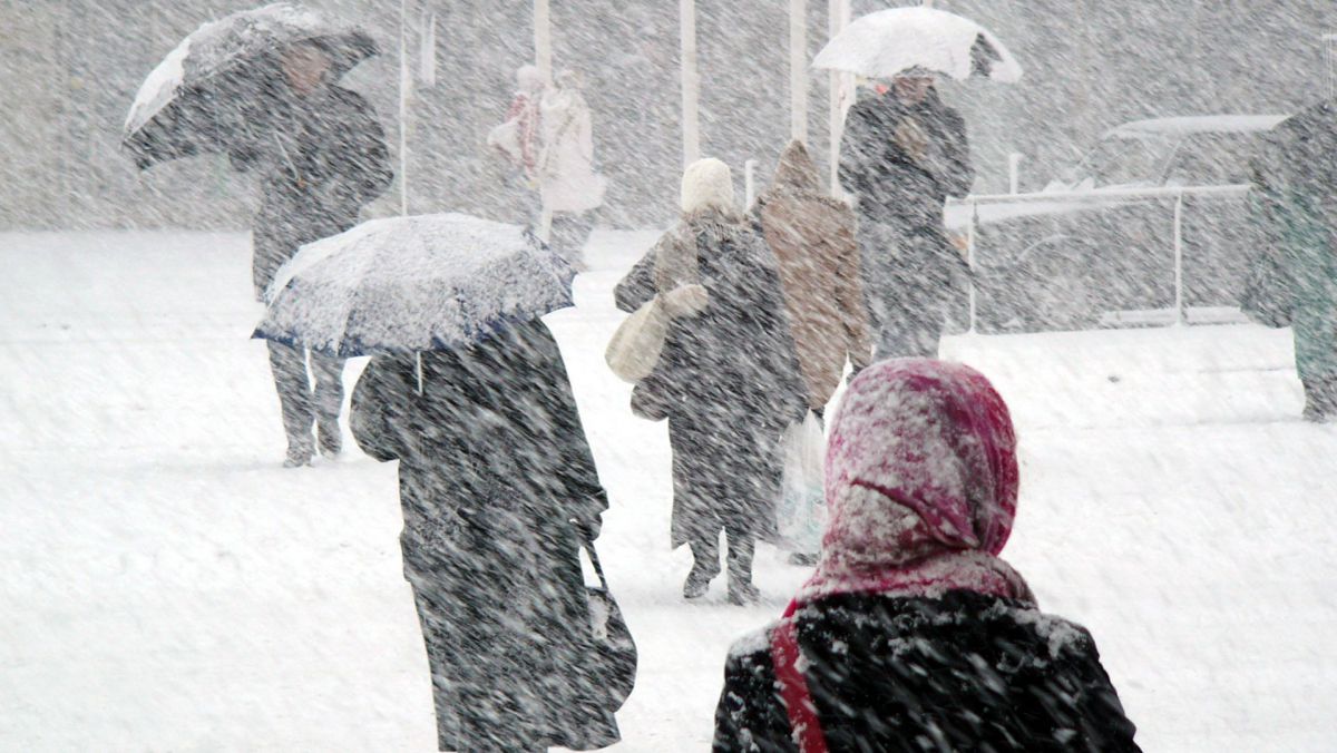 Iarna s-a întors și în țările vecine. În România - viscol și pericole de avalanșe, iar în Ucraina aproximativ 200 de localități fără lumină