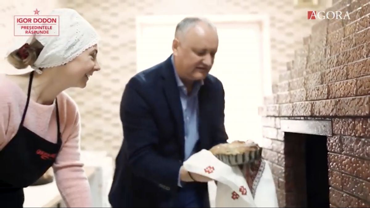 Ieri cu mâinile goale, azi cu un prosop. Cum a schimbat Dodon imaginile video care au trezit nedumerirea internauților (VIDEO)