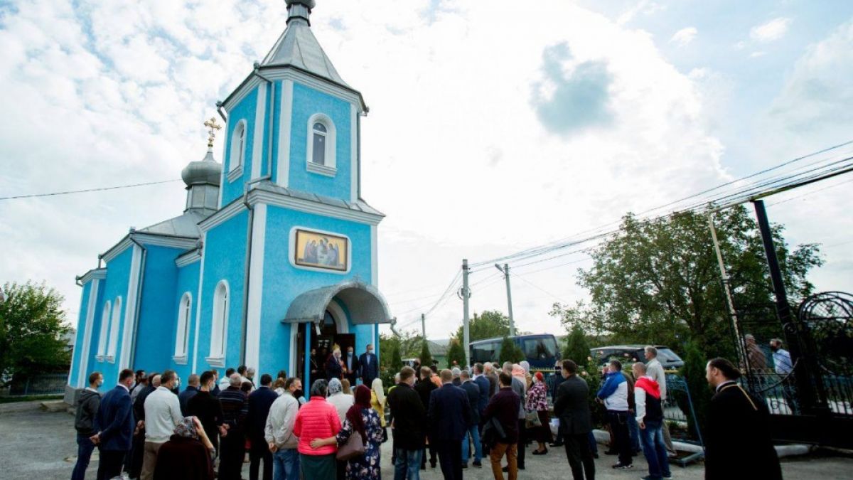Igor Dodon, „aducător de bani”? O biserică vizitată de președintele în exercițiu în campania electorală a primit, la o săptămână, finanțare din bugetul local (VIDEO)