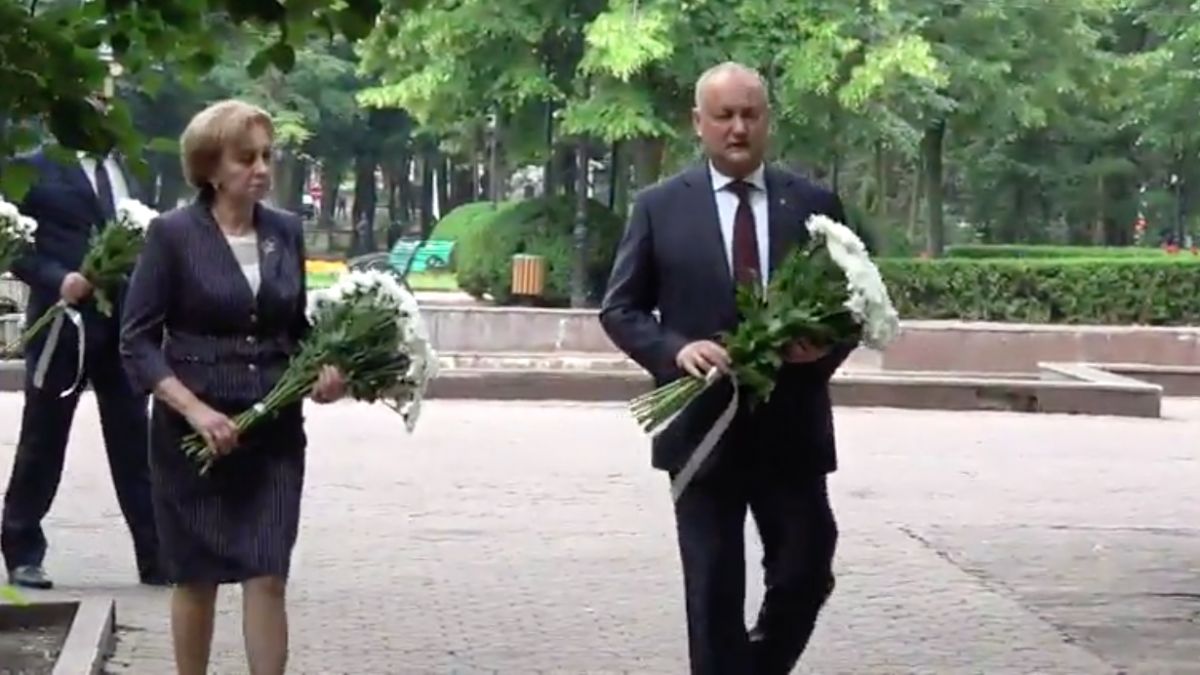 Igor Dodon și Zinaida Greceanîi au depus flori la bustul lui Eminescu. Evenimentul a fost scurt, fără luări de cuvânt (VIDEO)