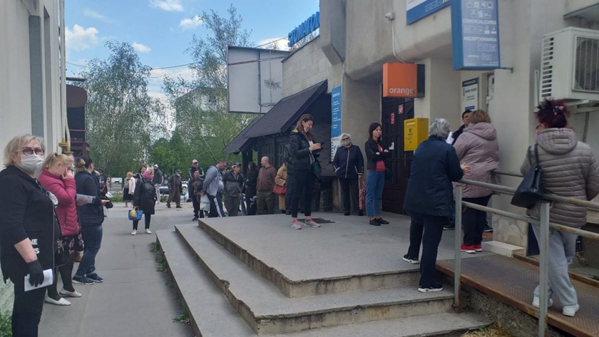 Imaginea zilei! Rând imens la un oficiu poștal din capitală (FOTO)