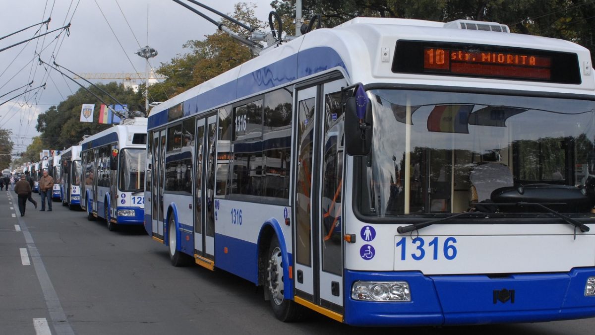 UPDATE: În atenția călătorilor. Circulația troleibuzelor a fost reluată pe bulevardul Mircea cel Bătrân