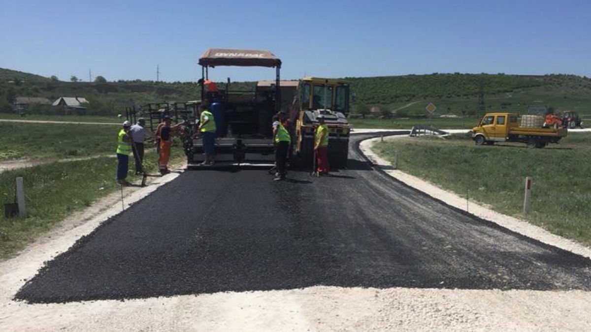 În programul „Drumuri Bune 2” au fost contractate lucrări mai scumpe decât suma prevăzută în buget, spun autoritățile. A fost efectuată o recalculare