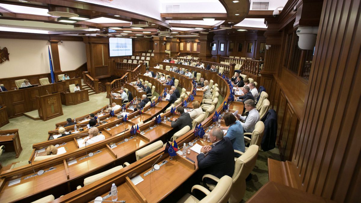 În semn de protest, fracțiunea Partidului Șor a părăsit ședința Parlamentului