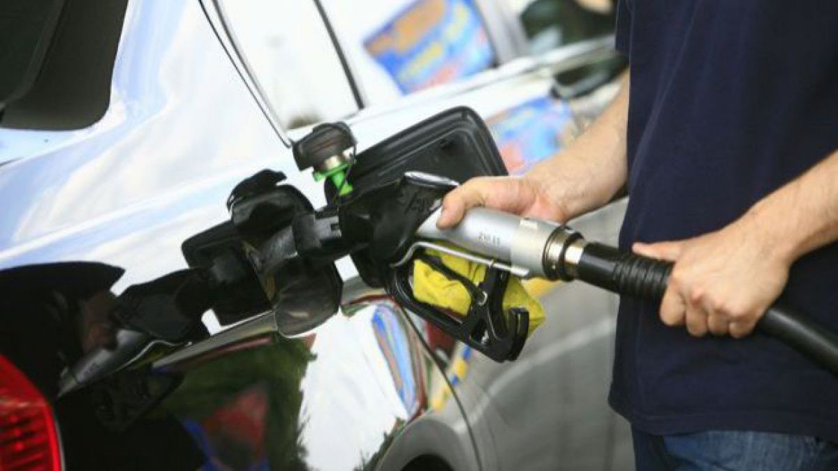 Înapoi, dar cu țârâita. Benzina și motorina se ieftinesc cu câțiva bănuți