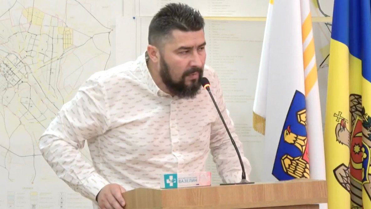 Încă deranjați de marșul Pride: Consilierul PSRM Dinari Cojocaru, cu vaselină la ședință (FOCUS)