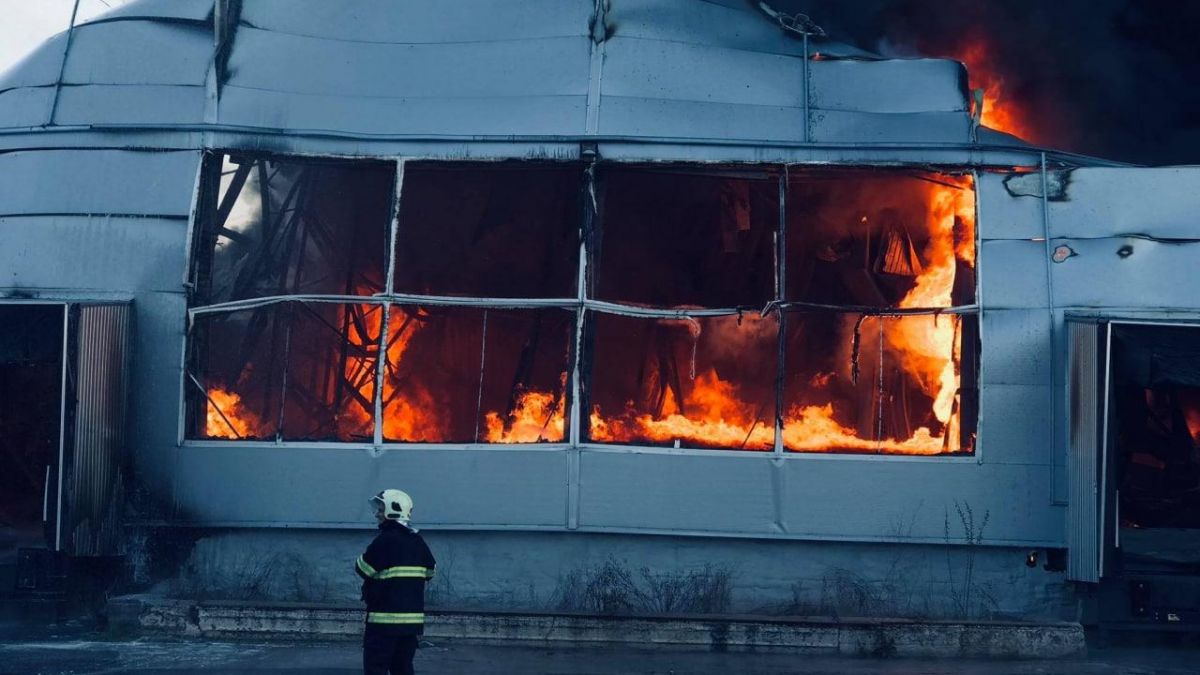 Incendiul de pe strada Calea Basarabiei. UPDATE: 60 de pompieri luptă cu flăcările (FOTO. VIDEO)