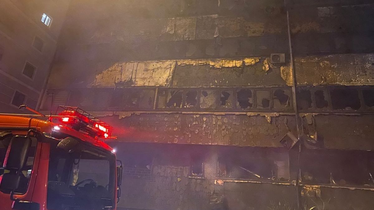 Incendiu de proporții în România, într-o parcare subterană a unui bloc de locuit: 250 de oameni au fost evacuați