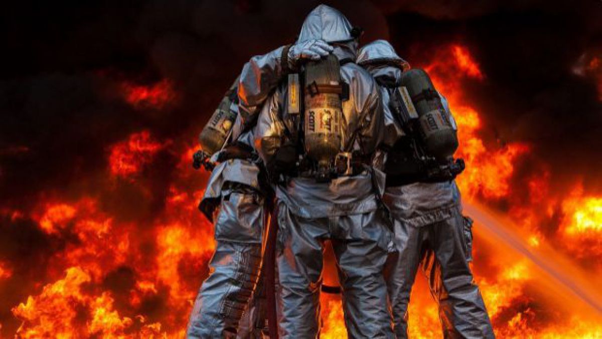 Incendiu de proporții într-o tabără de refugiați din Grecia. Mii de oameni au fugit din calea flăcărilor