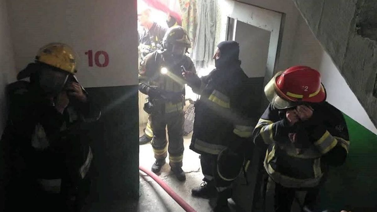Incendiu de proporții la Edineț. 19 persoane au fost evacuate dintr-un bloc cuprins de flăcări  
