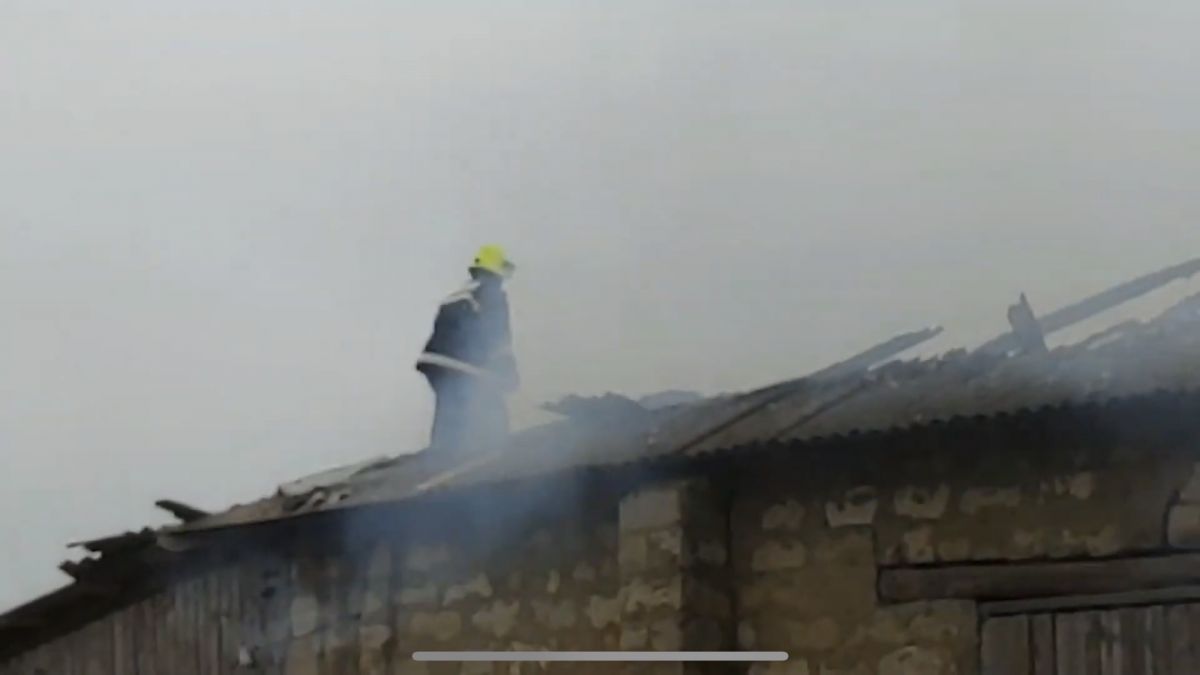 Incendiu de proporții la un depozit de cereale din Ștefan Vodă. Trei echipaje de pompieri au intervenit (VIDEO)