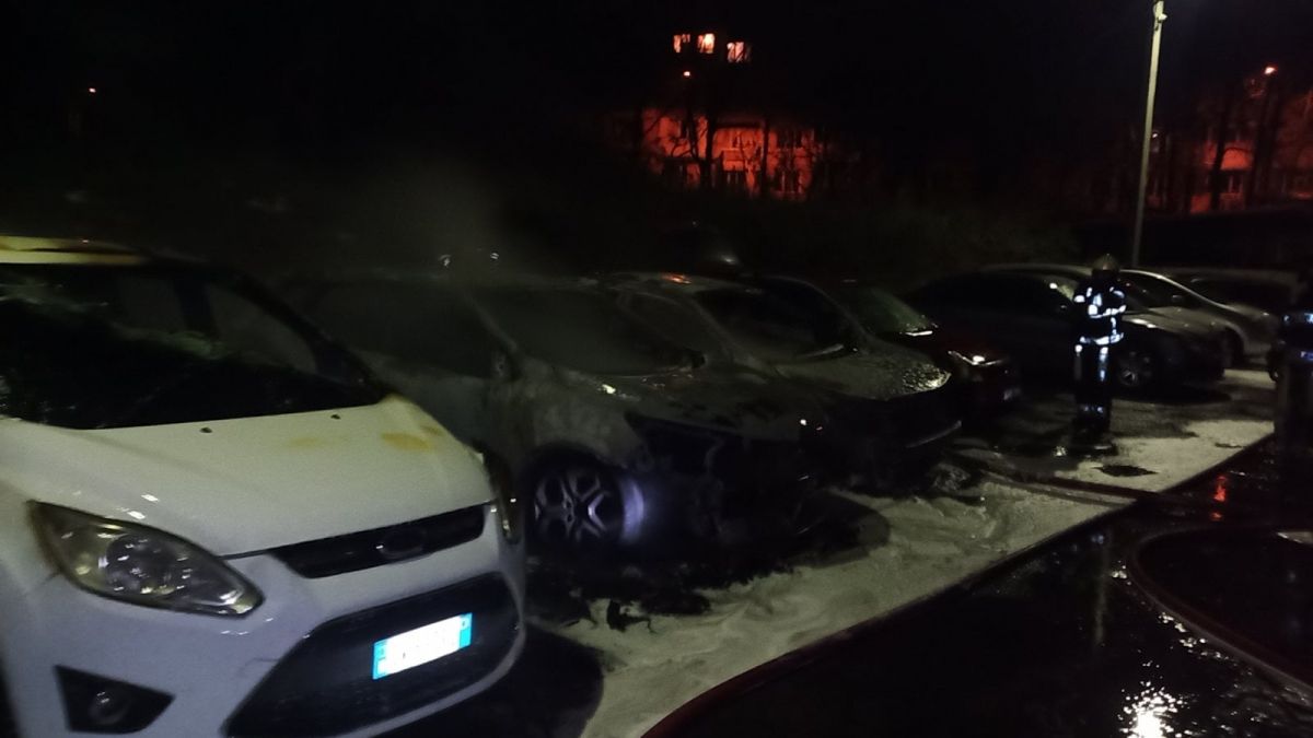 Incendiu în plină noapte, în curtea unui bloc din Chișinău. Patru mașini au luat foc