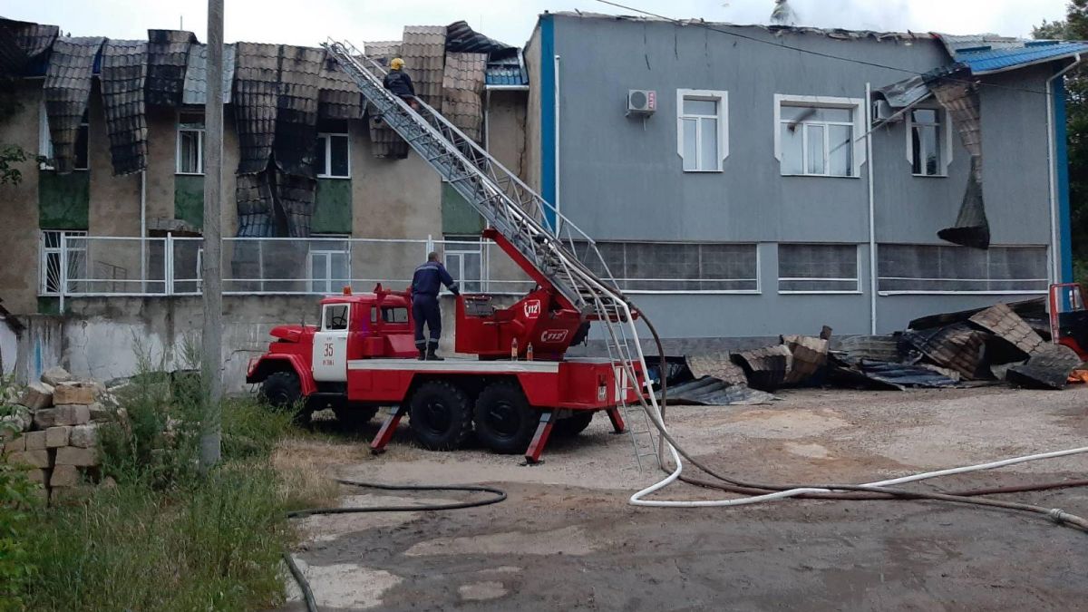 Incendiu în plină noapte la Inspectoratul de Poliție Rezina: Focul a cuprins întreg acoperișul instituției