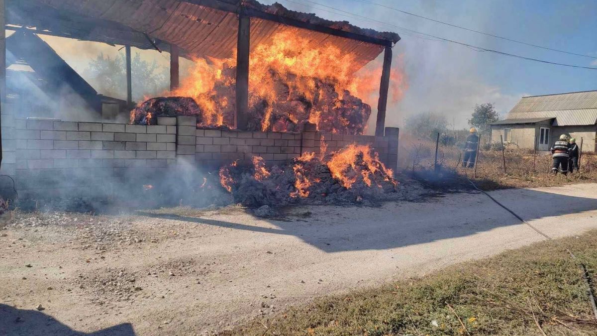 Incendiu într-un sat din Fălești. Un depozit cu nutrețuri pentru animale a luat foc (FOTO) 