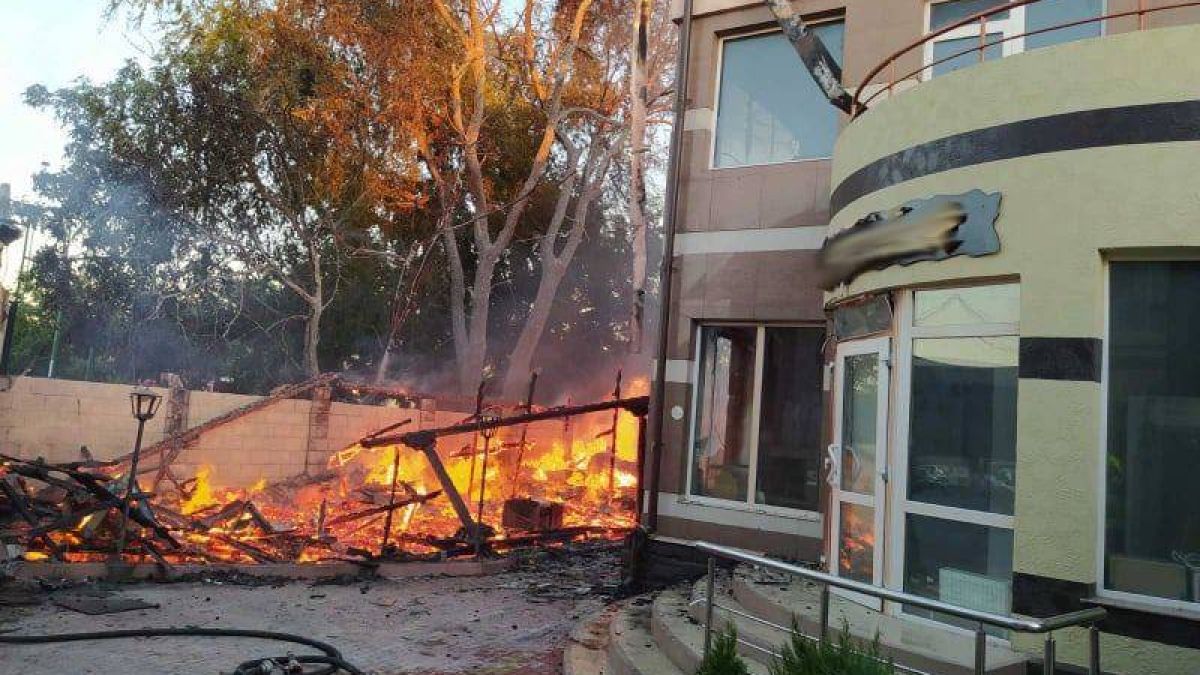 Incendiu la Bubuieci: Terasa unui local, cuprinsă de flăcări (FOTO)