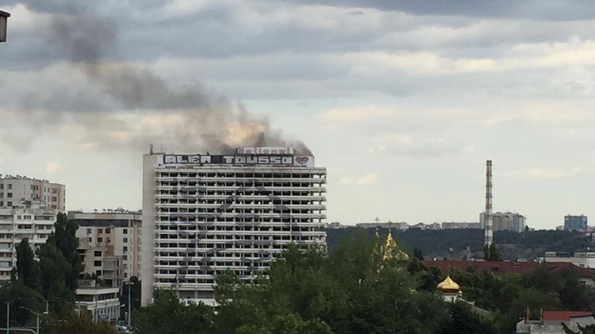 Incendiu la Hotelul Național: Flăcările au izbucnit la etajele superioare ale clădirii (VIDEO)