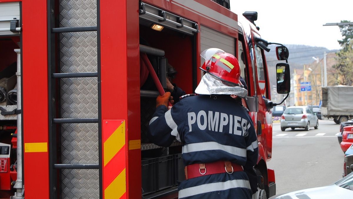 FOTO. Incendiu la Judecătoria Chișinău, sediul Buiucani. Un birou a fost cuprins de flăcări