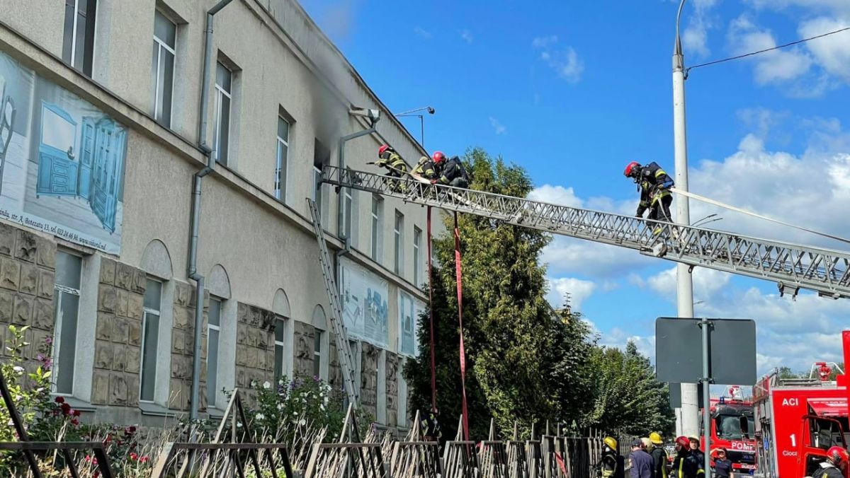 Incendiu la o fabrică de mobilă din capitală. Pompierii s-au deplasat la fața locului