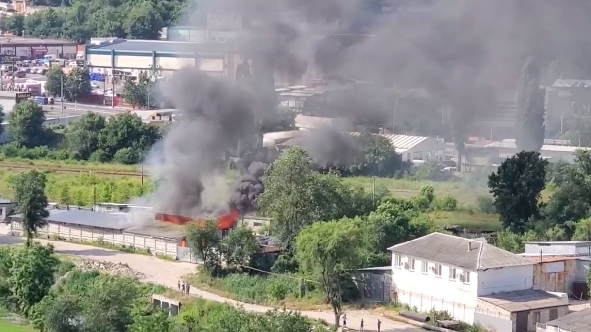 Incendiu în Chișinău. Arde un depozit pe strada Petru Rareș (FOTO)