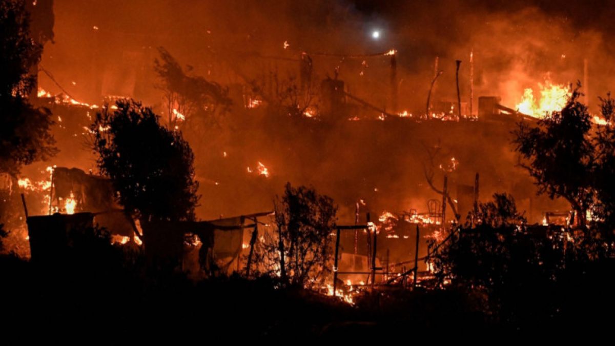 Incendiu violent într-o stațiune turistică din apropierea Atenei. Oamenii sunt evacuați