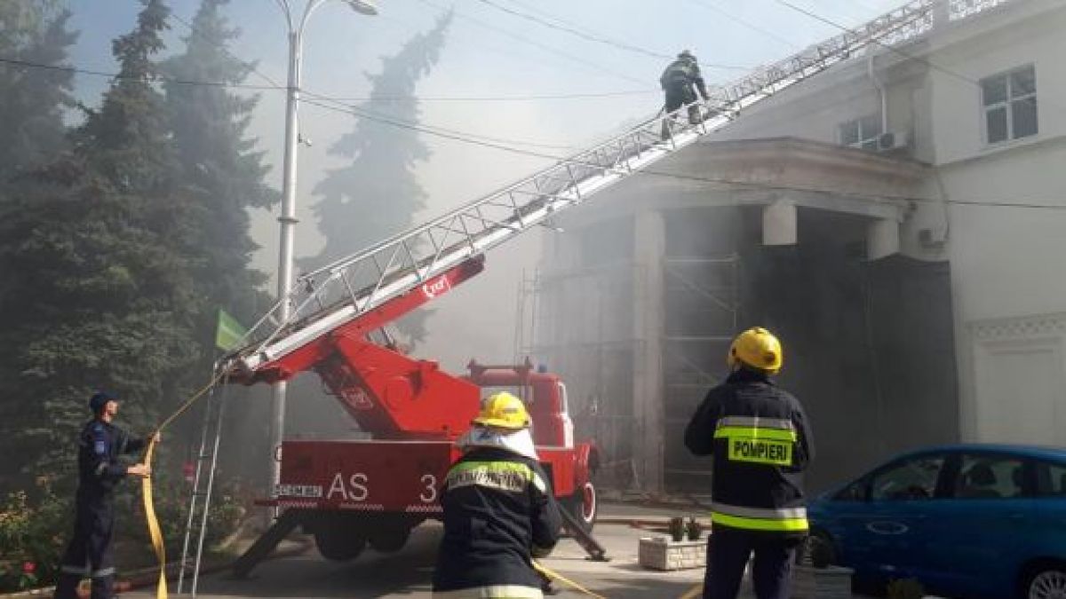 Incendiul de la Filarmonică: Pompierii vor demonta de pe acoperișul clădirii părțile constructive cu risc de prăbușire