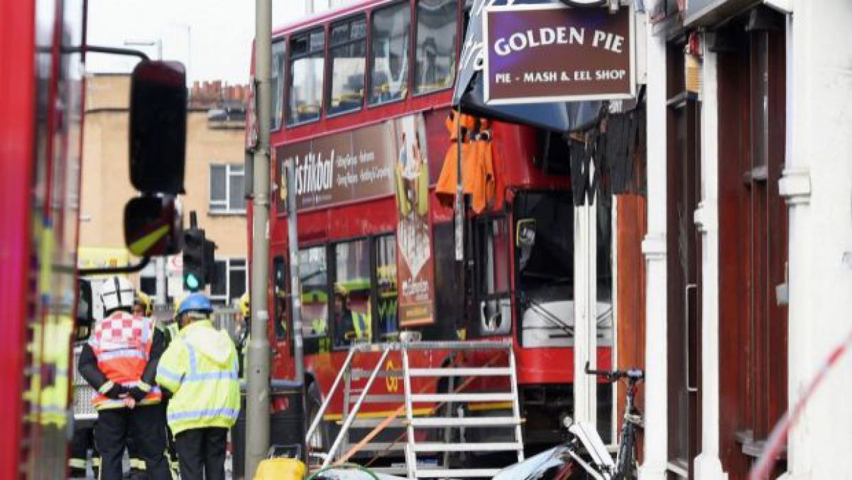 Incident în Londra. Un autobuz a intrat în plin într-un magazin