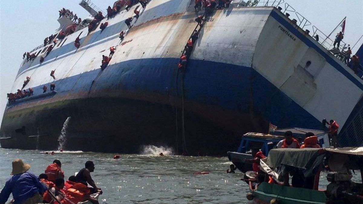 Indonezia: Un feribot a luat foc. Cum s-au salvat cei 200 de pasageri de la bord (VIDEO)
