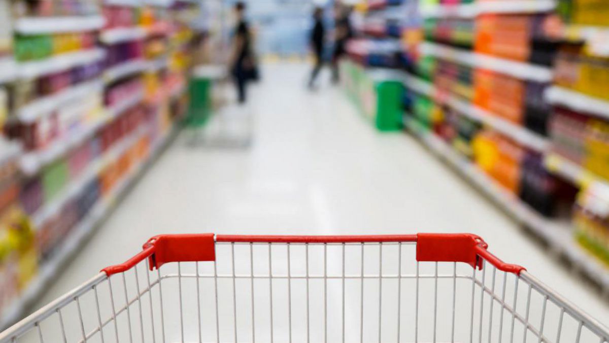 INFOGRAFIC. Cum s-au schimbat prețurile la produse alimentare și servicii în luna februarie