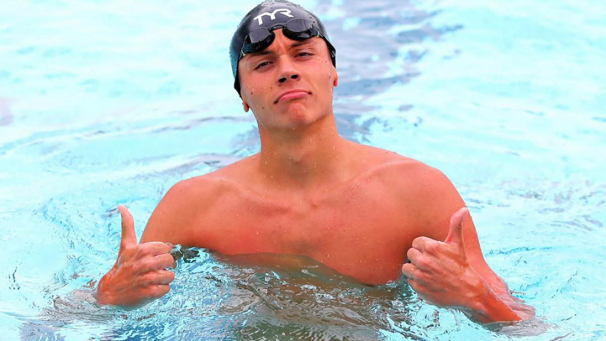 Înotătorul român David Popovici a devenit din nou campion mondial. Este al doilea sportiv din istorie care reușește să câștige aur la probele 100 și 200 metri liber
