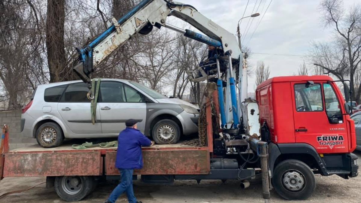 Inspectoratul Național de Patrulare explică, pe puncte, în ce condiții sunt ridicate mașinile parcate neregulamentar și când șoferul poate sta în calea evacuatorului
