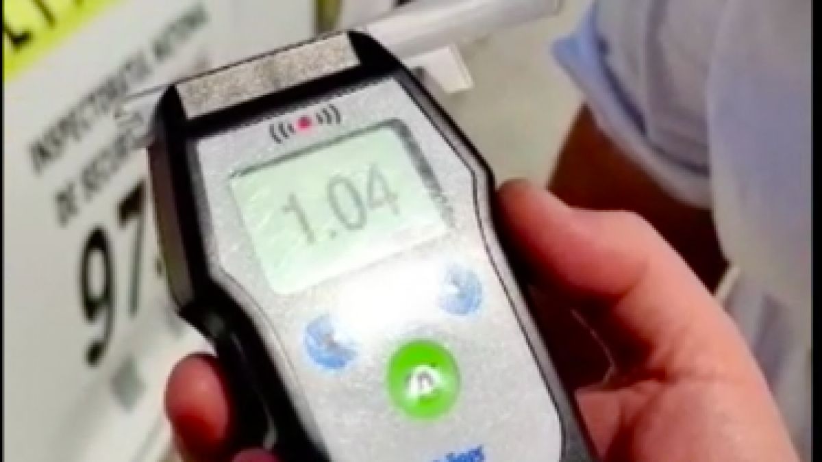 Instructor beat, la volanul mașinii de la școala auto la care activează