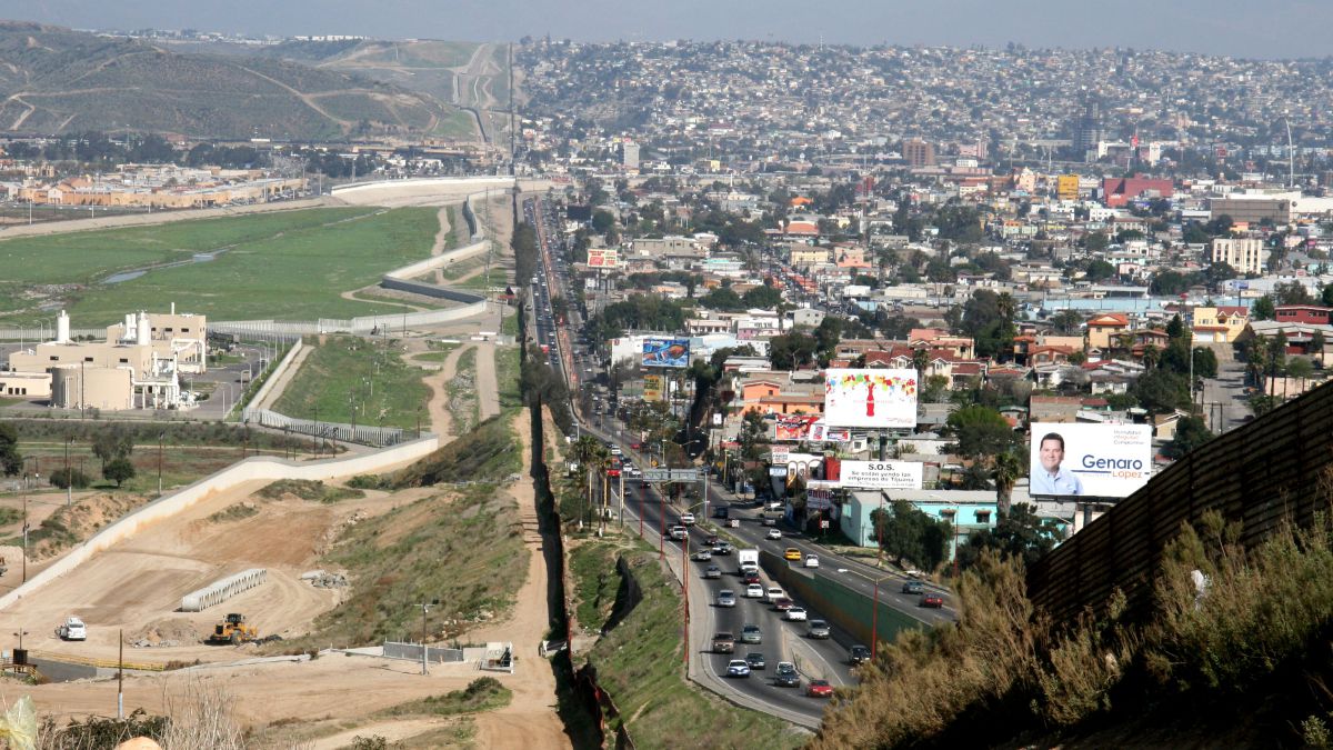 Intenția lui Trump de a construi un zid la graniță determină Mexicul să caute noi parteneri comerciali