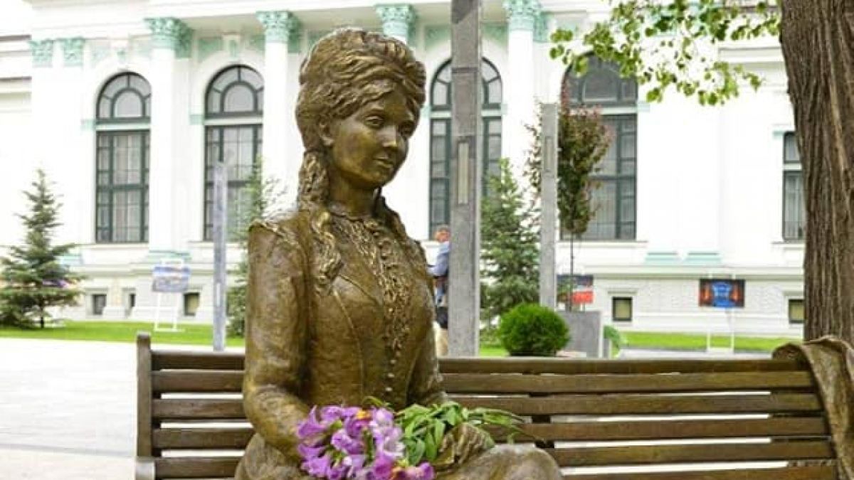 Internauții reacționează după instalarea sculpturii Veronicăi Micle: „Femeia stă jos, cuminte, umilă, așa cum i se cuvine. Îl așteaptă pe marele geniu. O iubire toxică”