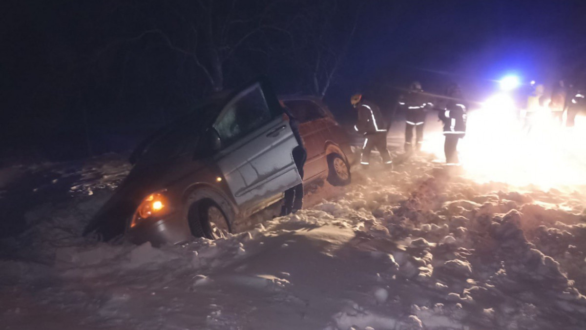 Intervenții în 24 de ore: Zeci de automobile, ambulanțe și transport de pasageri au solicitat salvatorii pentru deblocare din nămeți (FOTO/VIDEO)